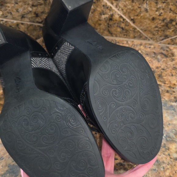 Clarks Artisan Lace Up Booties - SZ 9.5 - Picture 10 of 13